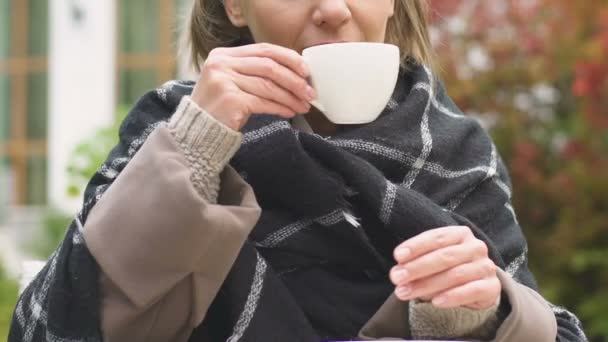 Vrouw Met Kopje Cacao Zittend Het Terras Tuin Warming Een — Stockvideo