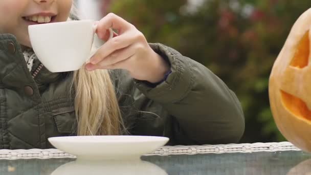 Menina Engraçada Bebendo Cacau Quente Perto Abóbora Esculpida Tradições Halloween — Vídeo de Stock