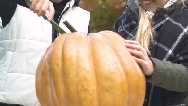 Crianças Surpresas Esculpindo Jack Lanterna Tradições Halloween Infância Feliz — Vídeo de Stock