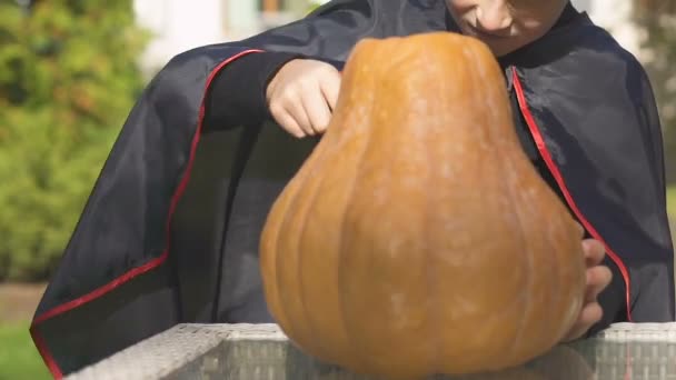 Divertente Ragazzo Abito Vampiro Intaglio Jack Lanterna Halloween Vigilia Preparazioni — Video Stock