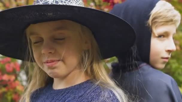 Kinderen Halloween Kostuums Poseren Voor Camera Voorbereiding Voor Scary Partij — Stockvideo