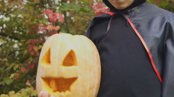 Serious Little Boy Holding Jack Lantern Effrayant Halloween Party Enfance — Video