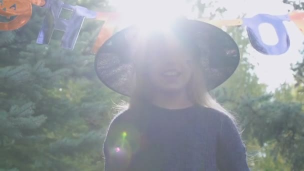 トリックオアトリート バッグ ハロウィーン ゲーム準備 伝統保持して微笑んでいる女の子 — ストック動画