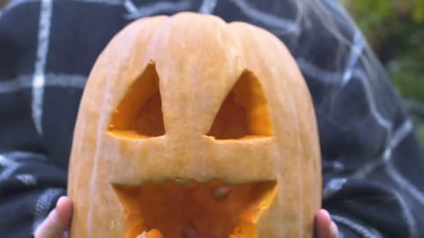 Gyermek Mutatja Kamera Felkészülés Halloween Estéjén Faragott Jack Lantern — Stock videók