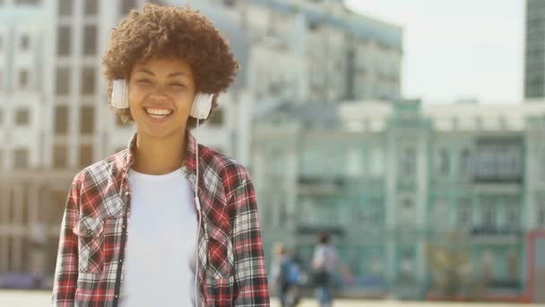 Mujer Feliz Auriculares Sinceramente Regocijando Canción Favorita Cámara Lenta — Vídeos de Stock