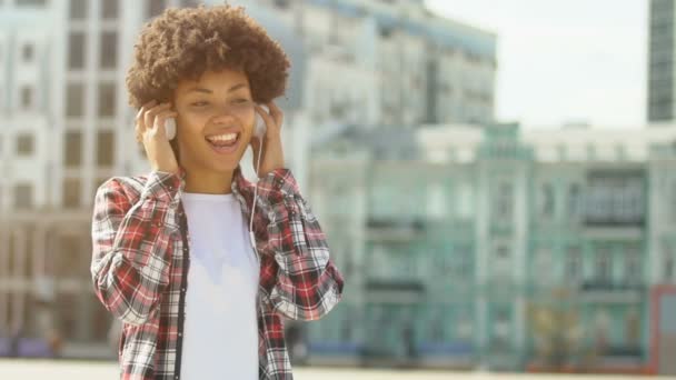 Hermosa Mujer Bailando Escuchando Música Auriculares Fondo Gran Ciudad — Vídeos de Stock