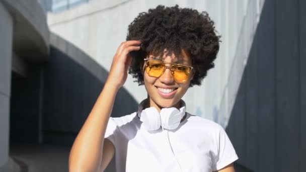 Chica Afro Americana Alegre Posando Para Cámara Enviando Besos Aire — Vídeos de Stock