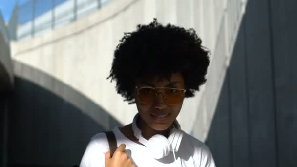 Estudiante Con Gafas Sol Elegantes Sonriendo Cámara Nuevas Oportunidades — Vídeos de Stock