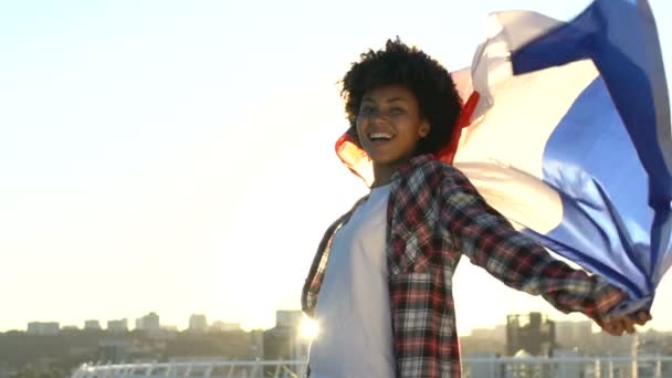 国際主義に立っているフランスの旗を保持している非常に幸せな女性 — ストック動画
