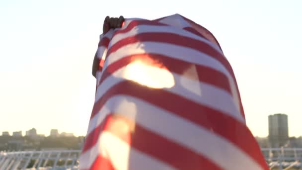 愉快的非洲裔美国女孩演奏与 Usa 旗子在日落背景 爱国主义 — 图库视频影像