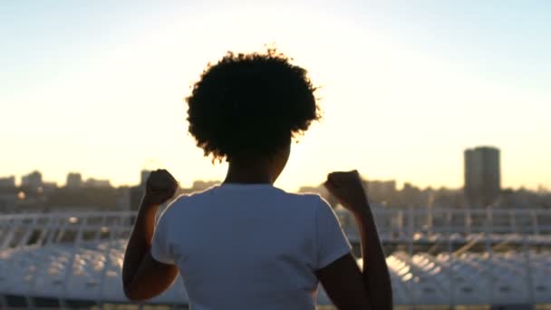 Зворотній Вигляд Жінки Демонструє Жест Успіху Насолоджуючись Мотивацією Перемоги — стокове відео