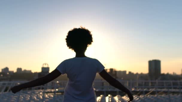 Curly Haired Girl Att Höja Händerna Känsla Frihet Och Lätthet — Stockvideo