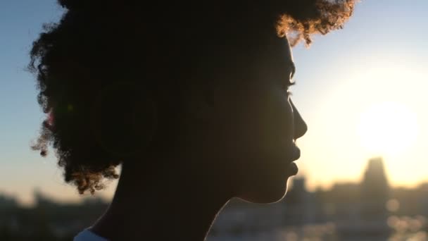 Vrouw Kijken Naar Dak Gebouwen Herinneren Haar Verleden Zonsondergang Tijd — Stockvideo