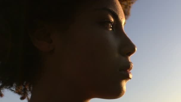 Cara Cerca Hermosa Mujer Triste Disfrutando Puesta Del Sol Pureza — Vídeos de Stock