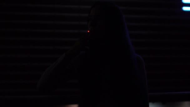 ナイトクラブ 中毒でタバコを吸って長髪の若い女性のシルエット — ストック動画