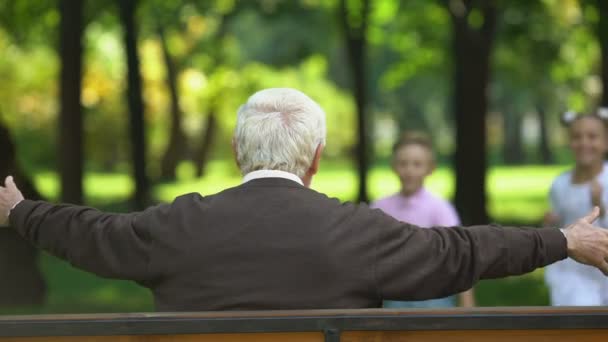 Alegre Nietos Corriendo Amado Abuelo Abrazando Vista Posterior — Vídeos de Stock