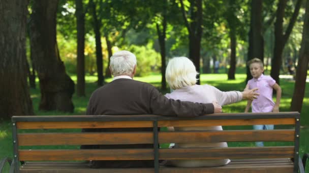 Lindos Hermanos Corriendo Los Abuelos Sentados Banco Parque Público Familia — Vídeos de Stock