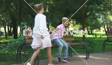 Olgun çalıştıran ve Parkta oynayan çocuklar izlerken aile çift üretimi