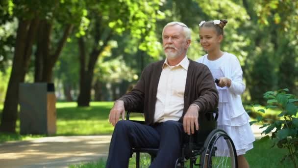 Nieta Pequeña Ayudando Abuelo Discapacitado Amor Cuidado Valores Familiares — Vídeo de stock