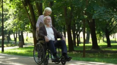 Engelli kocası rehabilitasyon öpüşme karısı Park'ta yürüyordunuz yetişkin çift