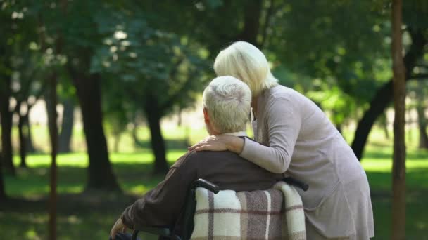 Lady Praten Met Handicap Man Wandelen Het Park Woman Wijzend — Stockvideo