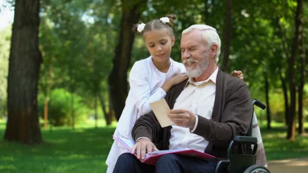 Avô Deficiente Mostrando Neta Fotos Família Contando Sobre Avó — Vídeo de Stock