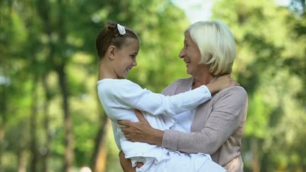 Oma Hält Ihre Kleine Enkelin Mädchen Haben Spaß Und Lächeln — Stockvideo