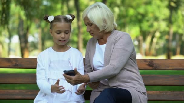 Menina Inteligente Ensinando Sua Avó Como Usar Smartphone Tecnologias Modernas — Vídeo de Stock