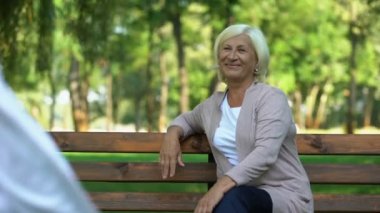 Mutlu bir şekilde onun büyükannesi ve sarılma, aile değerleri için çalışan torunu