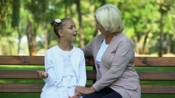 Lişkiler Aile Güvenen Paylaşımı Haberler Sırları Güzel Kız Konuşan Büyükanne — Stok video