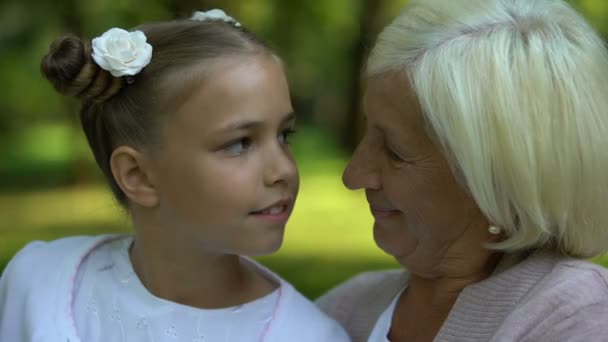 美丽的孙女和祖母微笑着对相机 家庭价值观 — 图库视频影像