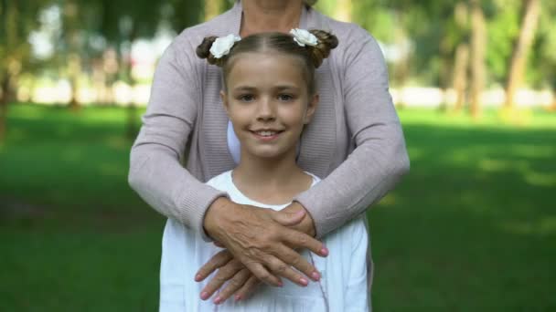 Reife Dame Umarmt Kleines Mädchen Sozialer Schutz Der Kinder Familienpflege — Stockvideo