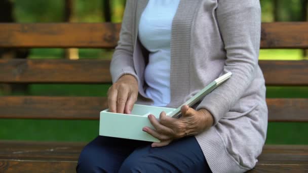 Anciana Llorando Mirando Anillo Presionándolo Pecho Recuerdos Pérdida Dolor — Vídeos de Stock