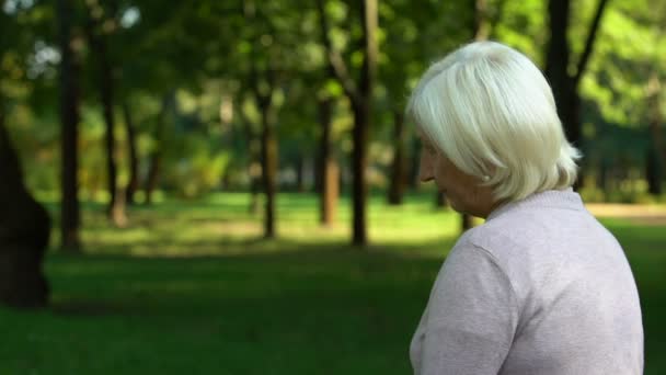 Vovó Solitária Lembrando Sua Infância Feliz Sentado Parque Sozinho — Vídeo de Stock