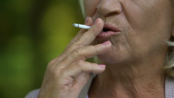 Pensionista Feminina Inalando Fumaça Tóxica Cigarro Maus Hábitos Risco Câncer — Vídeo de Stock