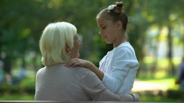 Oma Umarmt Enkelin Vertrauliche Gespräche Vertrauensvolle Beziehungen — Stockvideo