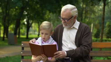 Dede torunu ile birlikte, dünyanın bilgisine eğitim, kitap okuma