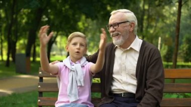 Neşeli çocuk şaka birlikte gülüyoruz, dışarıda eğleniyor dedesi için söyledi.