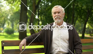 Torunu çalışır dedesi kadar onu, güvenli yaşlılık ve aile değerleri kucaklayan