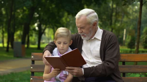 Abuelo Nieto Discutiendo Libro Pasando Tiempo Juntos Educación — Vídeos de Stock