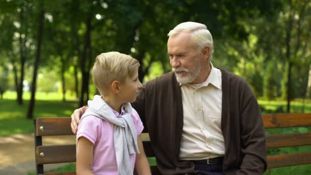 Großvater Erzählt Enkel Lustige Geschichte Lacht Zusammen Glückliche Momente — Stockvideo
