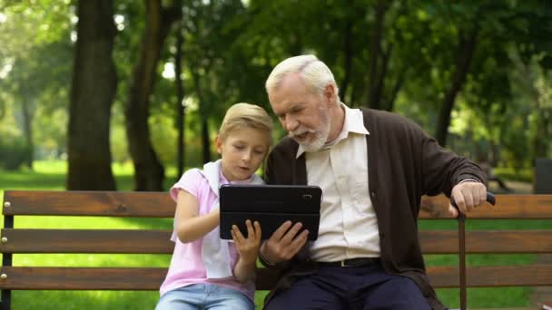 Мальчик Показывает Планшет Счастливому Дедушке Компьютерные Технологии Повседневной Жизни — стоковое видео