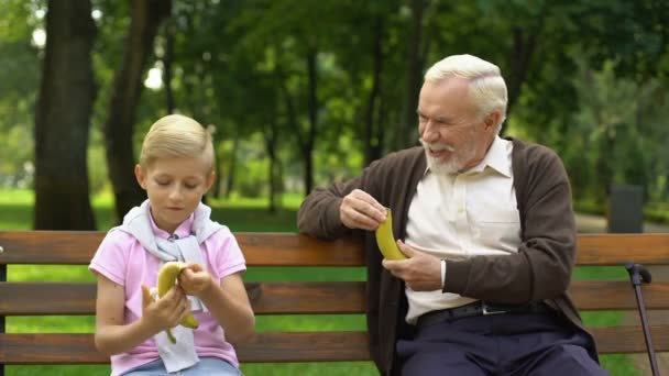 Abuelo Niño Comiendo Plátanos Parque Merienda Aire Libre Comida Saludable — Vídeos de Stock