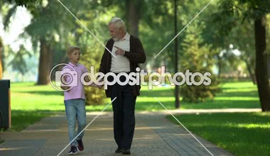 Çocuk dedesi hakkında gün okulda, ilişkiler ve dostluk güvenmek söyledi