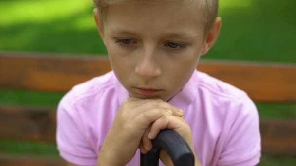 Triest Kleine Jongen Zit Alleen Gefrustreerd Pesten School Heeft Geen — Stockvideo