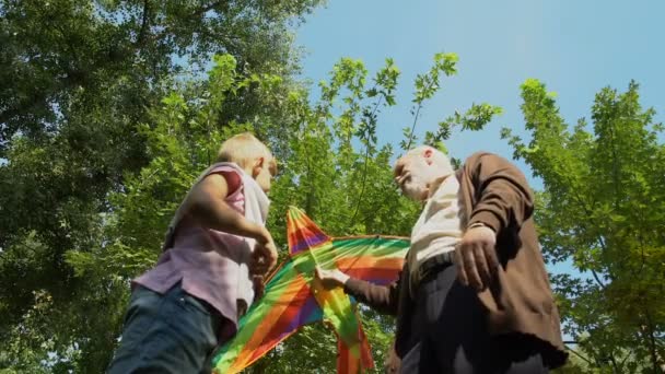 Dedesi Öğretir Torunu Çaylak Park Birlikte Oynama Başlatmak Için Hobi — Stok video