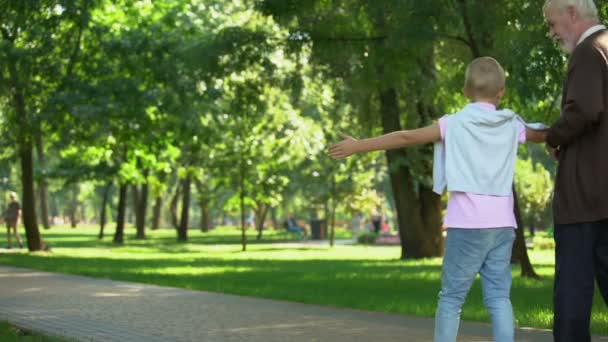 Opa Geht Mit Enkel Spazieren Teilt Erfahrungen Bildung Der Neuen — Stockvideo