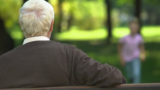 Menino Feliz Correndo Para Avô Amado Abraçando Cuidados Velhice Garantidos — Vídeo de Stock