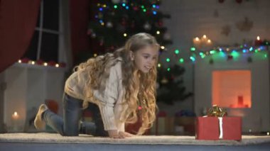 Sevimli kız için Noel hediyesi, hediye Noel Baba, uzun zamandır beklenen tarama sihirli Havva