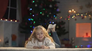 Küçük kız katta, sihirli peri masalı inancı yalan Noel babaya mektup yazma